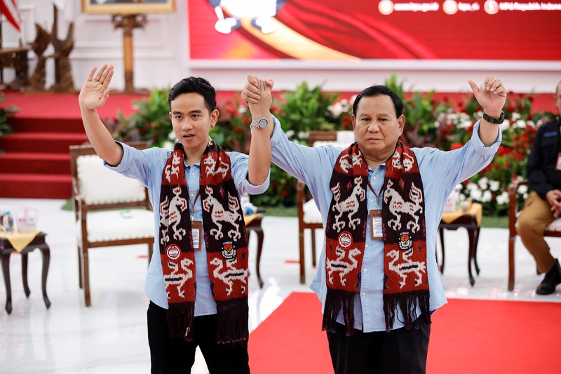 Pasangan Prabowo Subianto dan Gibran Rakabuming Raka saat melakukan pendaftaran capres-cawapres di gedung KPU RI, Jakarta, Rabu (25/10/2023). (REUTERS/Willy Kurniawan) Pasangan Prabowo Subianto dan Gibran Rakabuming Raka saat melakukan pendaftaran capres-cawapres di gedung KPU RI, Jakarta, Rabu (25/10/2023). (REUTERS/Willy Kurniawan)