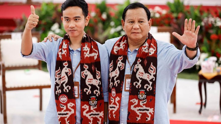 Pasangan Prabowo Subianto dan Gibran Rakabuming Raka saat melakukan pendaftaran capres-cawapres di gedung KPU RI, Jakarta, Rabu (25/10/2023). (REUTERS/Willy Kurniawan)