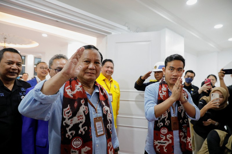 Pasangan Prabowo Subianto dan Gibran Rakabuming Raka saat melakukan pendaftaran capres-cawapres di gedung KPU RI, Jakarta, Rabu (25/10/2023). (REUTERS/Willy Kurniawan) Pasangan Prabowo Subianto dan Gibran Rakabuming Raka saat melakukan pendaftaran capres-cawapres di gedung KPU RI, Jakarta, Rabu (25/10/2023). (REUTERS/Willy Kurniawan)