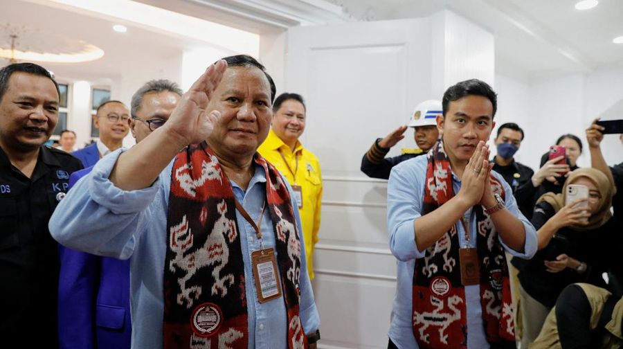 Pasangan Prabowo Subianto dan Gibran Rakabuming Raka saat melakukan pendaftaran capres-cawapres di gedung KPU RI, Jakarta, Rabu (25/10/2023). (REUTERS/Willy Kurniawan)