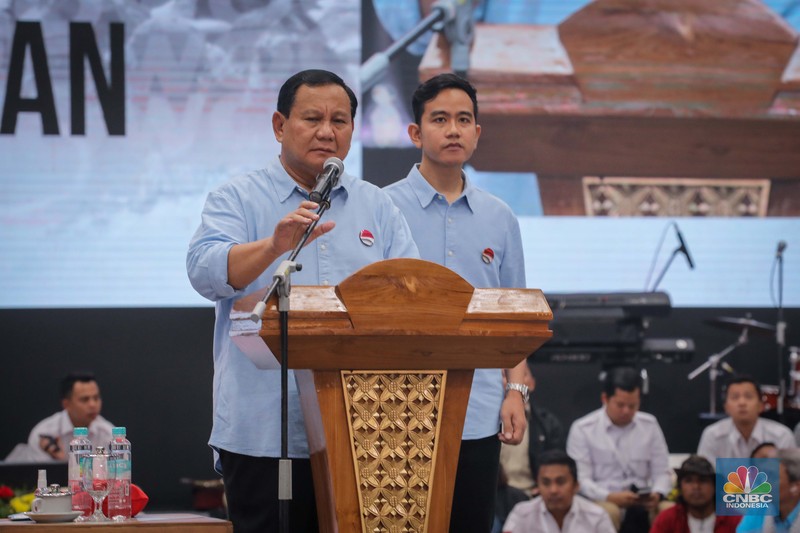 Pasangan Prabowo Subianto dan Gibran Rakabuming Raka saat menghadiri Deklarasi Capres-Cawapres di Indonesia Arena, Jakarta, Rabu (25/10/2023). (CNBC Indonesia/Faisal Rahman)