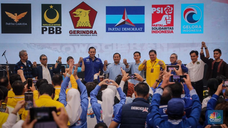 Pasangan Prabowo Subianto dan Gibran Rakabuming Raka saat menghadiri Deklarasi Capres-Cawapres di Indonesia Arena, Jakarta, Rabu (25/10/2023). Pasangan Prabowo Subianto dan Gibran Rakabuming Raka saat menghadiri Deklarasi Capres-Cawapres di Indonesia Arena, Jakarta, Rabu (25/10/2023). (CNBC Indonesia/Faisal Rahman)