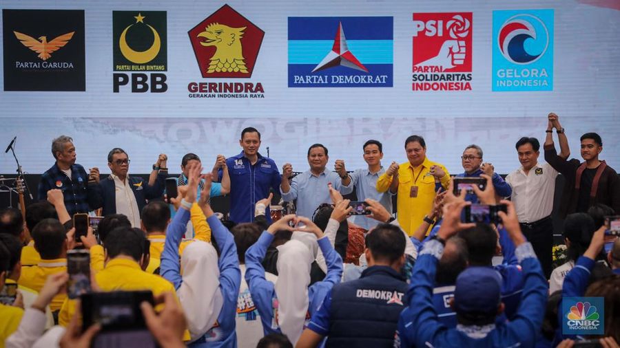 Pasangan Prabowo Subianto dan Gibran Rakabuming Raka saat menghadiri Deklarasi Capres-Cawapres di Indonesia Arena, Jakarta, Rabu (25/10/2023). (CNBC Indonesia/Faisal Rahman)
