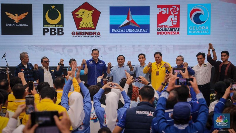 Pasangan Prabowo Subianto dan Gibran Rakabuming Raka saat menghadiri Deklarasi Capres-Cawapres di Indonesia Arena, Jakarta, Rabu (25/10/2023). (CNBC Indonesia/Faisal Rahman)