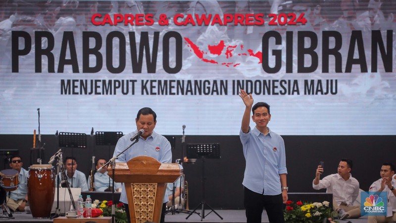Pasangan Prabowo Subianto dan Gibran Rakabuming Raka saat menghadiri Deklarasi Capres-Cawapres di Indonesia Arena, Jakarta, Rabu (25/10/2023). (CNBC Indonesia/Faisal Rahman)