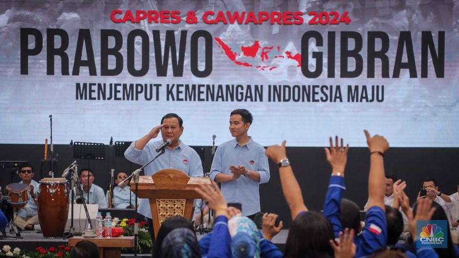 Pasangan Prabowo Subianto dan Gibran Rakabuming Raka saat menghadiri Deklarasi Capres-Cawapres di Indonesia Arena, Jakarta, Rabu (25/10/2023). (CNBC Indonesia/Faisal Rahman)