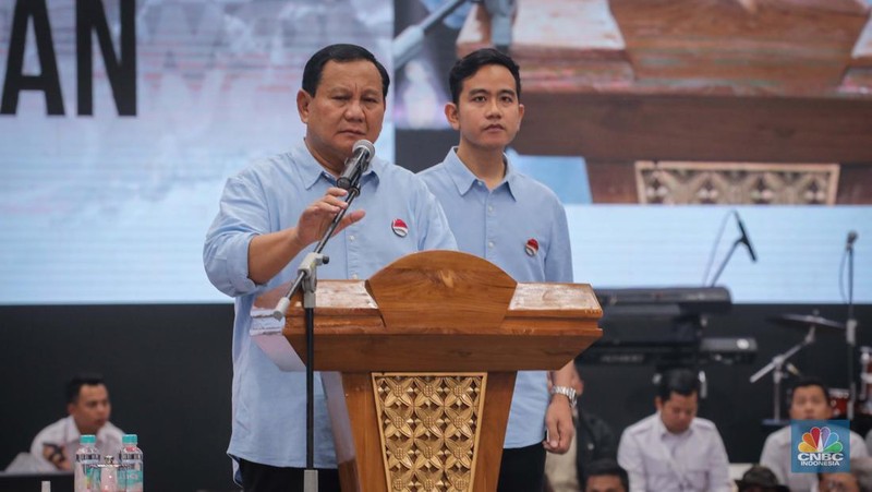 Pasangan Prabowo Subianto dan Gibran Rakabuming Raka saat menghadiri Deklarasi Capres-Cawapres di Indonesia Arena, Jakarta, Rabu (25/10/2023). (CNBC Indonesia/Faisal Rahman)