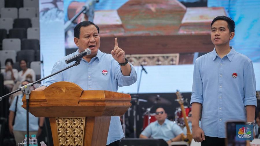 Pasangan Prabowo Subianto dan Gibran Rakabuming Raka saat menghadiri Deklarasi Capres-Cawapres di Indonesia Arena, Jakarta, Rabu (25/10/2023). (CNBC Indonesia/Faisal Rahman)