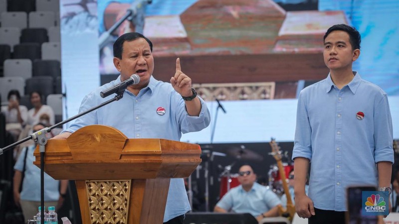 Pasangan Prabowo Subianto dan Gibran Rakabuming Raka saat menghadiri Deklarasi Capres-Cawapres di Indonesia Arena, Jakarta, Rabu (25/10/2023). (CNBC Indonesia/Faisal Rahman)