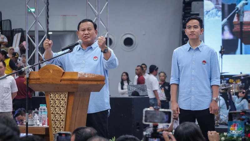 Pasangan Prabowo Subianto dan Gibran Rakabuming Raka saat menghadiri Deklarasi Capres-Cawapres di Indonesia Arena, Jakarta, Rabu (25/10/2023). (CNBC Indonesia/Faisal Rahman)