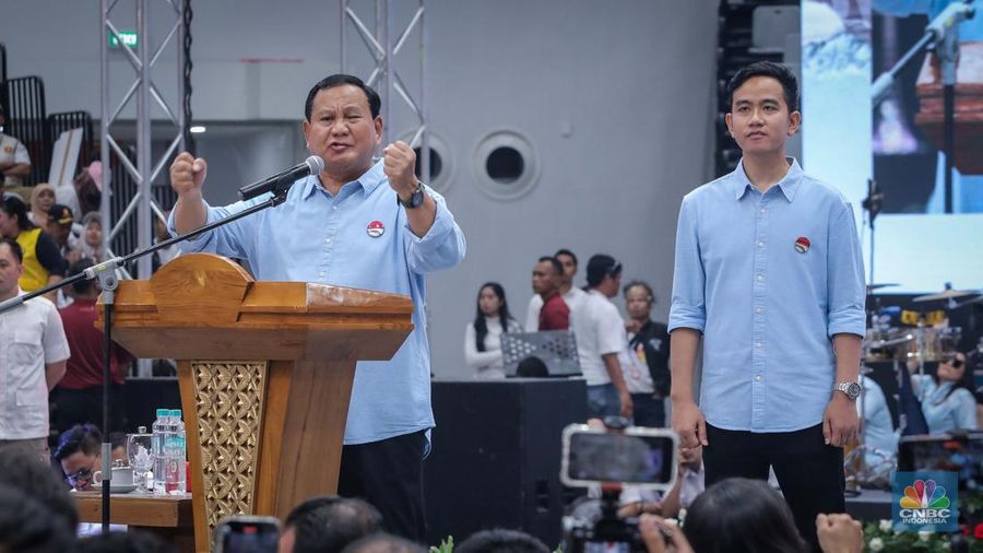 Pasangan Prabowo Subianto dan Gibran Rakabuming Raka saat menghadiri Deklarasi Capres-Cawapres di Indonesia Arena, Jakarta, Rabu (25/10/2023). (CNBC Indonesia/Faisal Rahman)