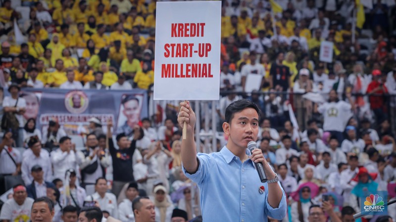 Pasangan Prabowo Subianto dan Gibran Rakabuming Raka saat menghadiri Deklarasi Capres-Cawapres di Indonesia Arena, Jakarta, Rabu (25/10/2023). (CNBC Indonesia/Faisal Rahman)