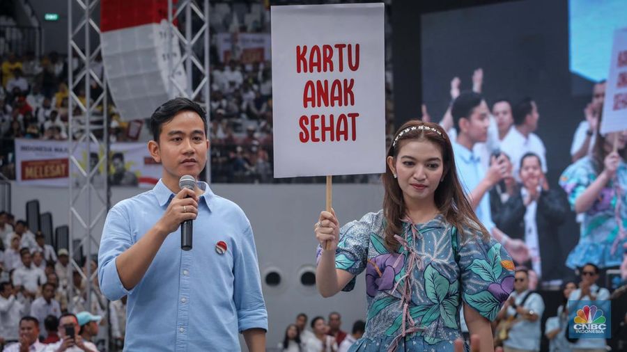 Pasangan Prabowo Subianto dan Gibran Rakabuming Raka saat menghadiri Deklarasi Capres-Cawapres di Indonesia Arena, Jakarta, Rabu (25/10/2023). (CNBC Indonesia/Faisal Rahman)