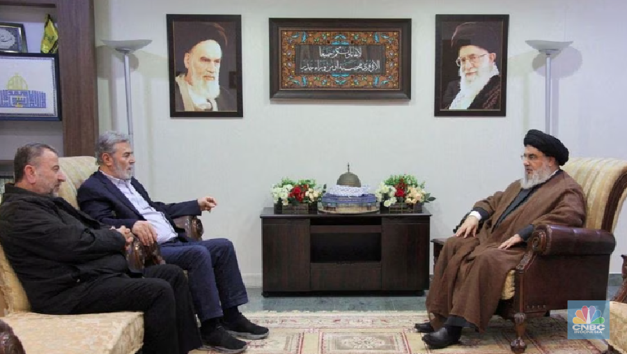 Pemimpin Hizbullah Lebanon Sayyed Hassan Nasrallah (kanan) bertemu Sekretaris Jenderal Jihad Ziyad al-Nakhalah dan wakil pemimpin Hamas, Sheikh Saleh al-Arouri di lokasi yang tidak diketahui identitasnya dalam gambar selebaran yang dirilis pada 25 Oktober 2023. (Kantor Media/Handout Hizbullah melalui REUTERS)