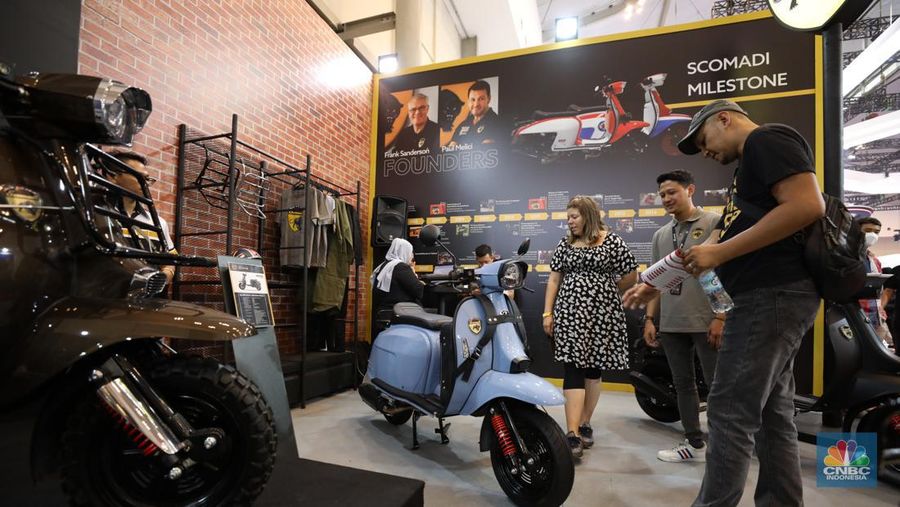 Pengunjung melihat motor listrik dalam ameran Indonesia Motorcycles Show atau IMOS+ 2023 di ICE BSD, Tangerang, Rabu (25/10/2023). (CNBC Indonesia/Tri Susilo)