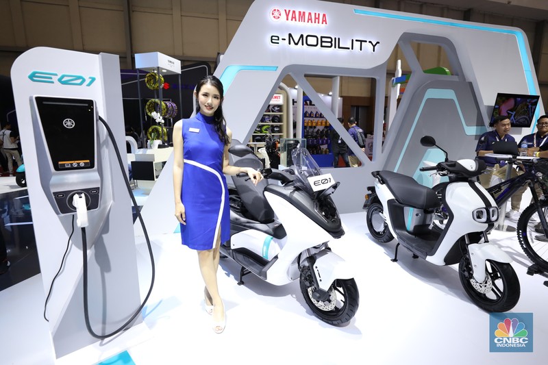 Pengunjung melihat motor listrik dalam ameran Indonesia Motorcycles Show atau IMOS+ 2023 di ICE BSD, Tangerang, Rabu (25/10/2023). (CNBC Indonesia/Tri Susilo)