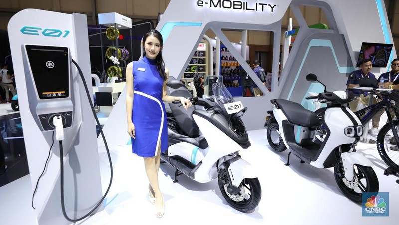 Pengunjung melihat motor listrik dalam ameran Indonesia Motorcycles Show atau IMOS+ 2023 di ICE BSD, Tangerang, Rabu (25/10/2023). (CNBC Indonesia/Tri Susilo)
