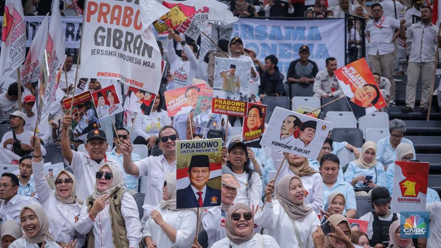 Ribuan pendukung bakal capres-cawapres Prabowo Subianto dan Gibran Rakabuming Raka saat menghadiri Deklarasi di Indonesia Arena, Jakarta, Rabu (25/10/2023). (CNBC Indonesia/Faisal Rahman)
