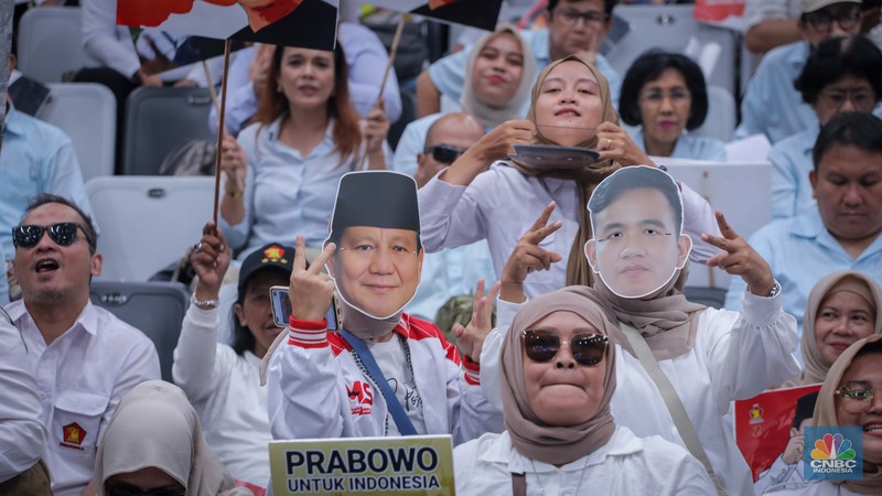 Ribuan pendukung bakal capres-cawapres Prabowo Subianto dan Gibran Rakabuming Raka saat menghadiri Deklarasi di Indonesia Arena, Jakarta, Rabu (25/10/2023). (CNBC Indonesia/Faisal Rahman)