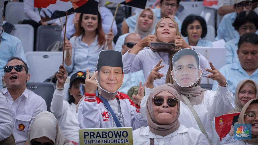Ribuan pendukung bakal capres-cawapres Prabowo Subianto dan Gibran Rakabuming Raka saat menghadiri Deklarasi di Indonesia Arena, Jakarta, Rabu (25/10/2023). (CNBC Indonesia/Faisal Rahman)