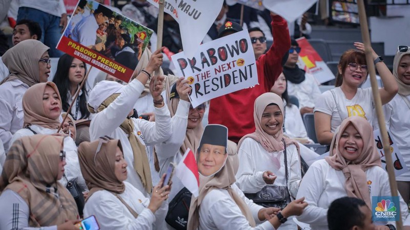 Ribuan pendukung bakal capres-cawapres Prabowo Subianto dan Gibran Rakabuming Raka saat menghadiri Deklarasi di Indonesia Arena, Jakarta, Rabu (25/10/2023). (CNBC Indonesia/Faisal Rahman)