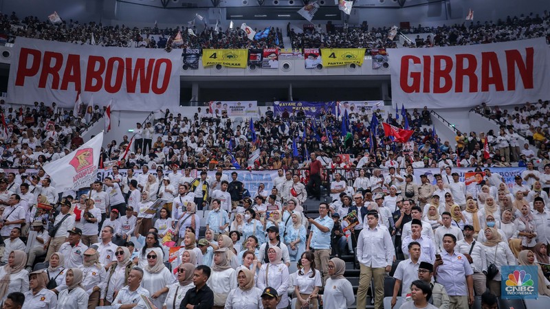 Ribuan pendukung bakal capres-cawapres Prabowo Subianto dan Gibran Rakabuming Raka saat menghadiri Deklarasi di Indonesia Arena, Jakarta, Rabu (25/10/2023). (CNBC Indonesia/Faisal Rahman)