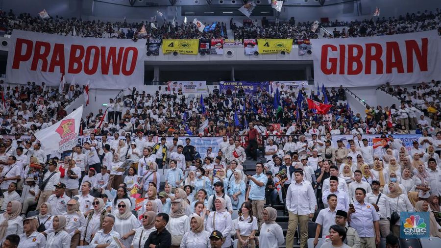 Ribuan pendukung bakal capres-cawapres Prabowo Subianto dan Gibran Rakabuming Raka saat menghadiri Deklarasi di Indonesia Arena, Jakarta, Rabu (25/10/2023). (CNBC Indonesia/Faisal Rahman)