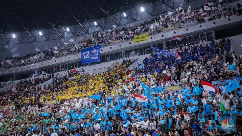 Ribuan pendukung bakal capres-cawapres Prabowo Subianto dan Gibran Rakabuming Raka saat menghadiri Deklarasi di Indonesia Arena, Jakarta, Rabu (25/10/2023). (CNBC Indonesia/Faisal Rahman)