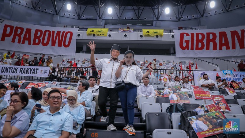 Ribuan pendukung bakal capres-cawapres Prabowo Subianto dan Gibran Rakabuming Raka saat menghadiri Deklarasi di Indonesia Arena, Jakarta, Rabu (25/10/2023). (CNBC Indonesia/Faisal Rahman)