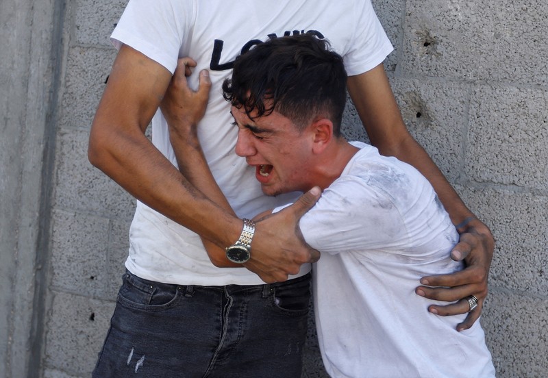 Warga melakukan salat jenazah saat pemakaman seorang pria yang tewas akibat serangan Israel di Khan Younis, Selatan Jalur Gaza, Rabu (25/10/2023). (REUTERS/Ibraheem Abu Mustafa) Warga melakukan salat jenazah saat pemakaman seorang pria yang tewas akibat serangan Israel di Khan Younis, Selatan Jalur Gaza, Rabu (25/10/2023). (REUTERS/Ibraheem Abu Mustafa)