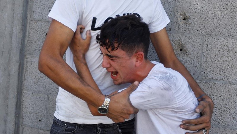 Warga melakukan salat jenazah saat pemakaman seorang pria yang tewas akibat serangan Israel di Khan Younis, Selatan Jalur Gaza, Rabu (25/10/2023). (REUTERS/Ibraheem Abu Mustafa)