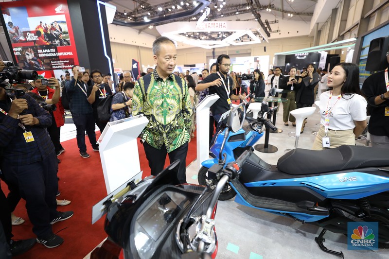 Suasana pameran sepeda motor Indonesia Motorcycle Show (IMOS+) 2023 yang diselenggarakan oleh Asosiasi Sepeda Motor Indonesia (AISI) di Convention Exhibition (ICE) BSD City, Kabupaten Tangerang, Rabu (25/10/2023). Suasana pameran sepeda motor Indonesia Motorcycle Show (IMOS+) 2023 yang diselenggarakan oleh Asosiasi Sepeda Motor Indonesia (AISI) di Convention Exhibition (ICE) BSD City, Kabupaten Tangerang, Rabu (25/10/2023). (CNBC Indonesia/Tri Susilo)