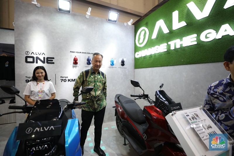 Suasana pameran sepeda motor Indonesia Motorcycle Show (IMOS+) 2023 yang diselenggarakan oleh Asosiasi Sepeda Motor Indonesia (AISI) di Convention Exhibition (ICE) BSD City, Kabupaten Tangerang, Rabu (25/10/2023). Suasana pameran sepeda motor Indonesia Motorcycle Show (IMOS+) 2023 yang diselenggarakan oleh Asosiasi Sepeda Motor Indonesia (AISI) di Convention Exhibition (ICE) BSD City, Kabupaten Tangerang, Rabu (25/10/2023). (CNBC Indonesia/Tri Susilo)