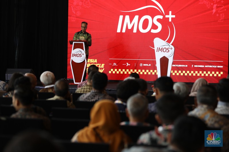 Suasana pameran sepeda motor Indonesia Motorcycle Show (IMOS+) 2023 yang diselenggarakan oleh Asosiasi Sepeda Motor Indonesia (AISI) di Convention Exhibition (ICE) BSD City, Kabupaten Tangerang, Rabu (25/10/2023). Suasana pameran sepeda motor Indonesia Motorcycle Show (IMOS+) 2023 yang diselenggarakan oleh Asosiasi Sepeda Motor Indonesia (AISI) di Convention Exhibition (ICE) BSD City, Kabupaten Tangerang, Rabu (25/10/2023). (CNBC Indonesia/Tri Susilo)