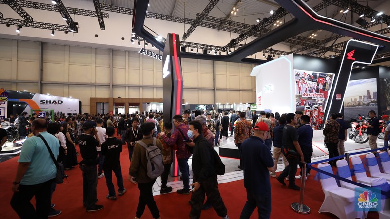 Suasana pameran sepeda motor Indonesia Motorcycle Show (IMOS+) 2023 yang diselenggarakan oleh Asosiasi Sepeda Motor Indonesia (AISI) di Convention Exhibition (ICE) BSD City, Kabupaten Tangerang, Rabu (25/10/2023). (CNBC Indonesia/Tri Susilo)