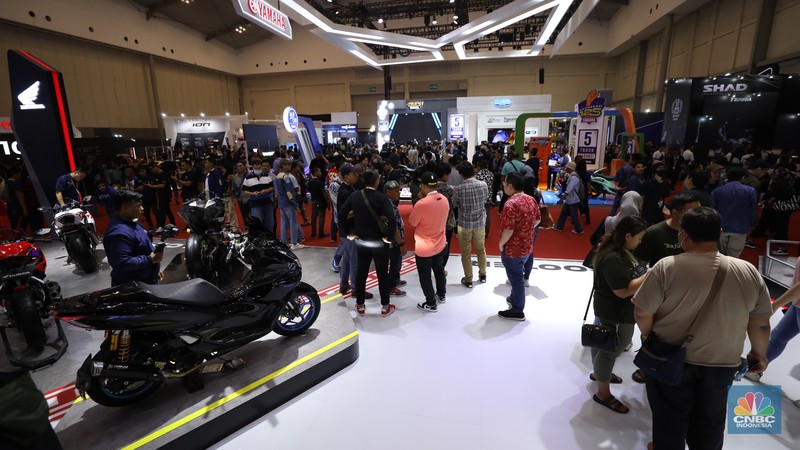 Suasana pameran sepeda motor Indonesia Motorcycle Show (IMOS+) 2023 yang diselenggarakan oleh Asosiasi Sepeda Motor Indonesia (AISI) di Convention Exhibition (ICE) BSD City, Kabupaten Tangerang, Rabu (25/10/2023). Suasana pameran sepeda motor Indonesia Motorcycle Show (IMOS+) 2023 yang diselenggarakan oleh Asosiasi Sepeda Motor Indonesia (AISI) di Convention Exhibition (ICE) BSD City, Kabupaten Tangerang, Rabu (25/10/2023). (CNBC Indonesia/Tri Susilo)