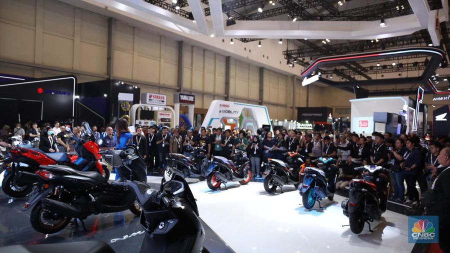 Suasana pameran sepeda motor Indonesia Motorcycle Show (IMOS+) 2023 yang diselenggarakan oleh Asosiasi Sepeda Motor Indonesia (AISI) di Convention Exhibition (ICE) BSD City, Kabupaten Tangerang, Rabu (25/10/2023). (CNBC Indonesia/Tri Susilo)