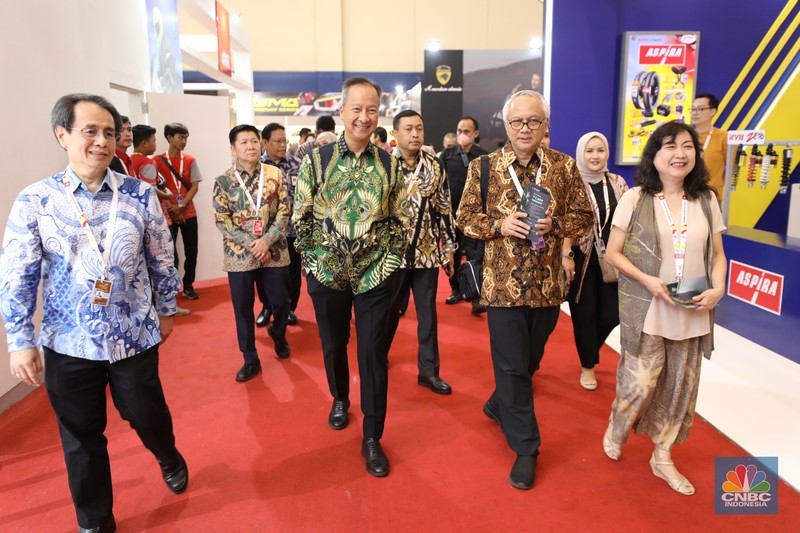 Suasana pameran sepeda motor Indonesia Motorcycle Show (IMOS+) 2023 yang diselenggarakan oleh Asosiasi Sepeda Motor Indonesia (AISI) di Convention Exhibition (ICE) BSD City, Kabupaten Tangerang, Rabu (25/10/2023). (CNBC Indonesia/Tri Susilo)