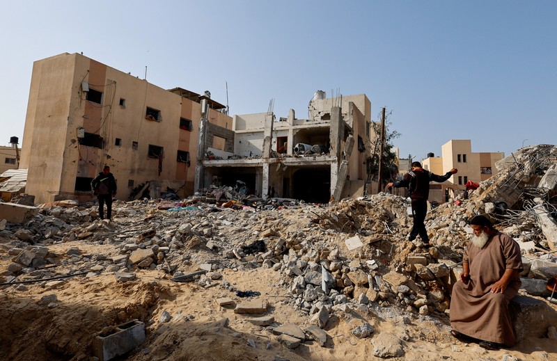 Warga melakukan salat jenazah saat pemakaman seorang pria yang tewas akibat serangan Israel di Khan Younis, Selatan Jalur Gaza, Rabu (25/10/2023). (REUTERS/Ibraheem Abu Mustafa)