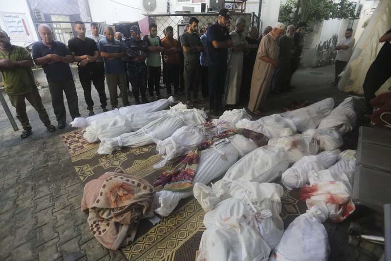 Warga melakukan salat jenazah saat pemakaman seorang pria yang tewas akibat serangan Israel di Khan Younis, Selatan Jalur Gaza, Rabu (25/10/2023). (REUTERS/Ibraheem Abu Mustafa) Warga melakukan salat jenazah saat pemakaman seorang pria yang tewas akibat serangan Israel di Khan Younis, Selatan Jalur Gaza, Rabu (25/10/2023). (REUTERS/Ibraheem Abu Mustafa)