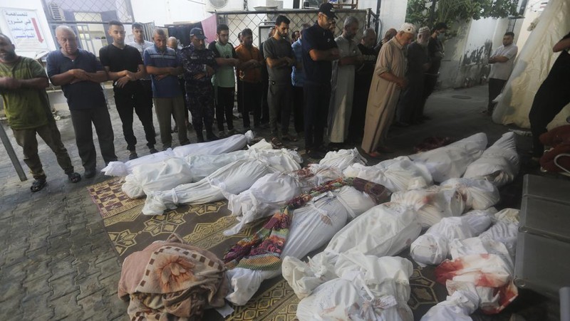 Warga melakukan salat jenazah saat pemakaman seorang pria yang tewas akibat serangan Israel di Khan Younis, Selatan Jalur Gaza, Rabu (25/10/2023). (REUTERS/Ibraheem Abu Mustafa)
