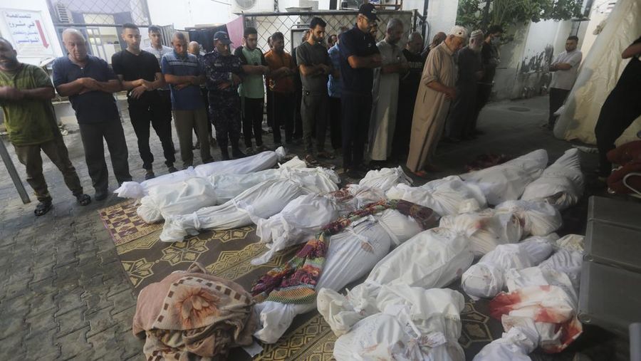 Warga melakukan salat jenazah korban serang Israel di Rafah, Jalur Gaza, Rabu (25/10/2023). (AP Photo/Hatem Ali)