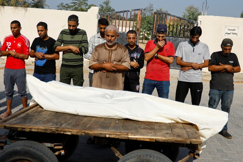 Warga melakukan salat jenazah saat pemakaman seorang pria yang tewas akibat serangan Israel di Khan Younis, Selatan Jalur Gaza, Rabu (25/10/2023). (REUTERS/Ibraheem Abu Mustafa) Warga melakukan salat jenazah saat pemakaman seorang pria yang tewas akibat serangan Israel di Khan Younis, Selatan Jalur Gaza, Rabu (25/10/2023). (REUTERS/Ibraheem Abu Mustafa)