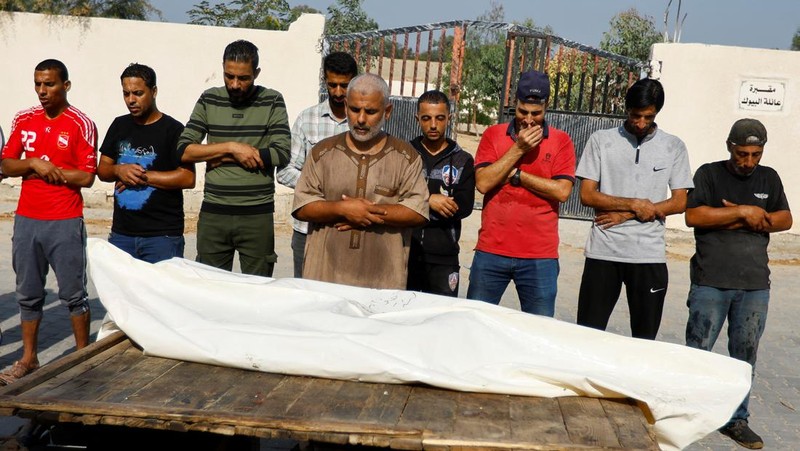 Warga melakukan salat jenazah saat pemakaman seorang pria yang tewas akibat serangan Israel di Khan Younis, Selatan Jalur Gaza, Rabu (25/10/2023). (REUTERS/Ibraheem Abu Mustafa)