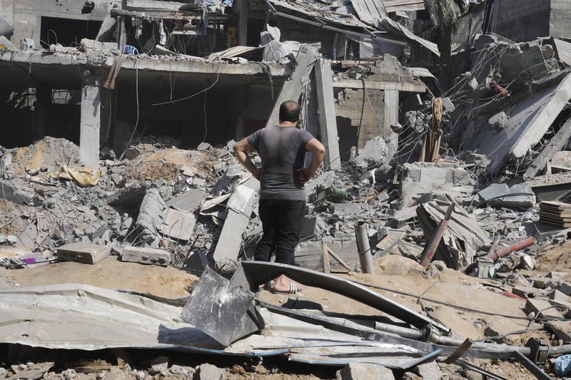 Warga melakukan salat jenazah saat pemakaman seorang pria yang tewas akibat serangan Israel di Khan Younis, Selatan Jalur Gaza, Rabu (25/10/2023). (REUTERS/Ibraheem Abu Mustafa)