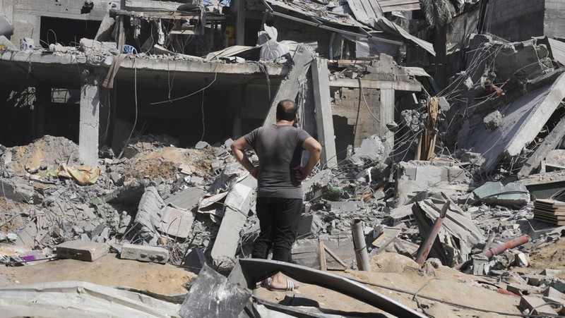 Warga melakukan salat jenazah saat pemakaman seorang pria yang tewas akibat serangan Israel di Khan Younis, Selatan Jalur Gaza, Rabu (25/10/2023). (REUTERS/Ibraheem Abu Mustafa)