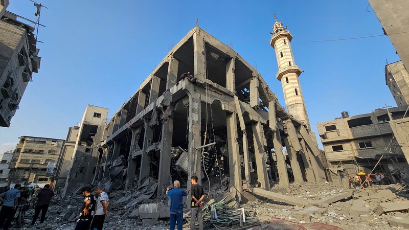 Warga Palestina memeriksa sisa-sisa masjid yang hancur akibat serangan Israel, saat konflik antara Israel dan kelompok Islam Palestina Hamas berlanjut, di Jalur Gaza utara 22 Oktober 2023. Warga Palestina memeriksa sisa-sisa masjid yang hancur akibat serangan Israel, saat konflik antara Israel dan kelompok Islam Palestina Hamas berlanjut, di Jalur Gaza utara 22 Oktober 2023. (REUTERS/Anas al-Shareef)
