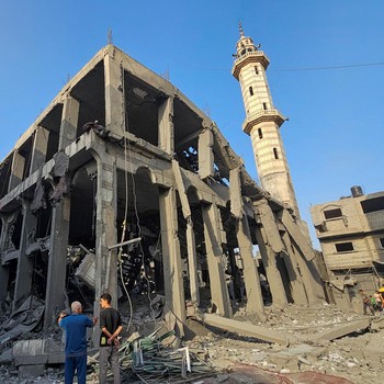 Potret Masjid Gaza Hancur Berantakan di Rudal Israel