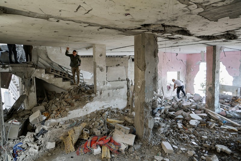 Warga Palestina memeriksa sisa-sisa masjid yang hancur akibat serangan Israel, saat konflik antara Israel dan kelompok Islam Palestina Hamas berlanjut, di Jalur Gaza utara 22 Oktober 2023. (REUTERS/Anas al-Shareef)