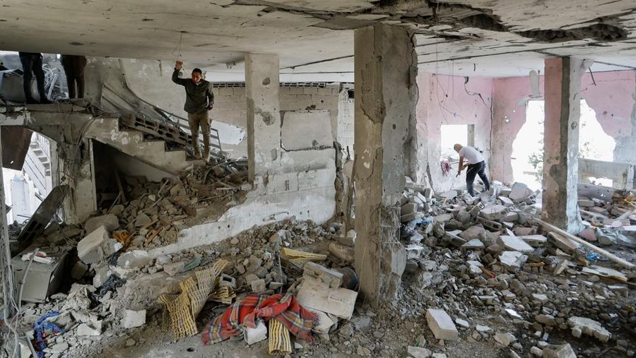 Warga Palestina memeriksa sisa-sisa masjid yang hancur akibat serangan Israel, saat konflik antara Israel dan kelompok Islam Palestina Hamas berlanjut, di Jalur Gaza utara 22 Oktober 2023. (REUTERS/Anas al-Shareef)
